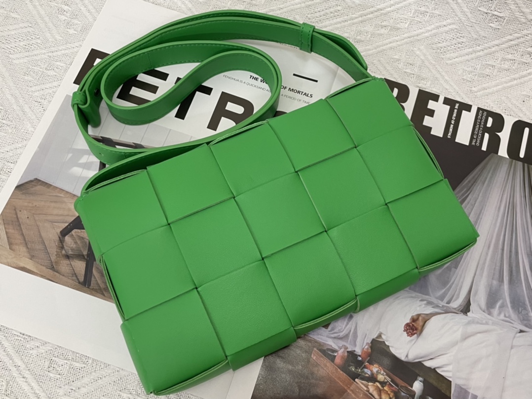 Cassette Intreccio Leather Cross-body Bag Green